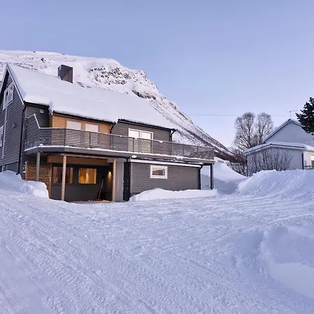 By The Lyngenfjord דירה *