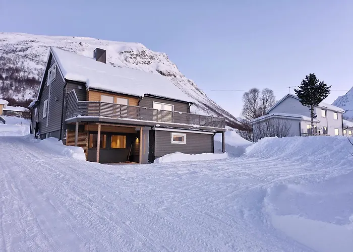 By The Lyngenfjord Apartmán *