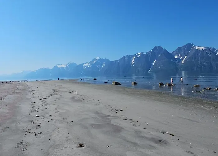 By The Lyngenfjord דירה